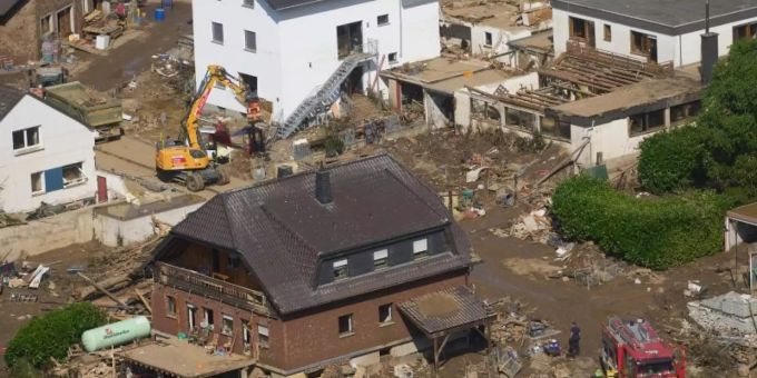 Rettungskräfte sind nach dem Hochwasser im Einsatz. Die Flut hat auch hier zahlreiche Häuser zerstört. Foto: Thomas Frey/dpa