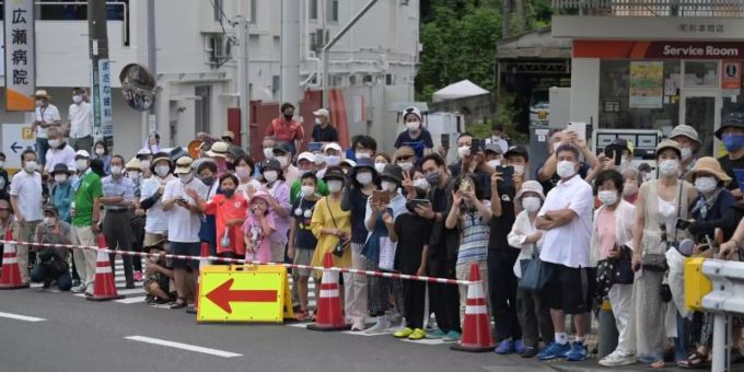 Fans warten in Tokio auf die olympischen Radrennfahrer. Foto: Sebastian Gollnow/dpa Fans warten in Tokio auf die olympischen Radrennfahrer. Foto: Sebastian Gollnow/dpa