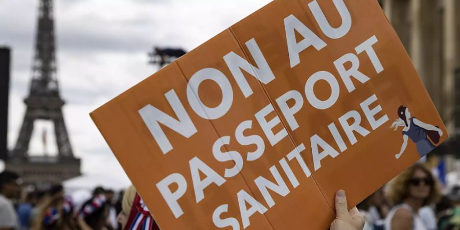 Trotz Protesten auf der Strasse hat das französische Parlament der Ausweitung der Pflicht zum Gesundheitspass zugestimmt.