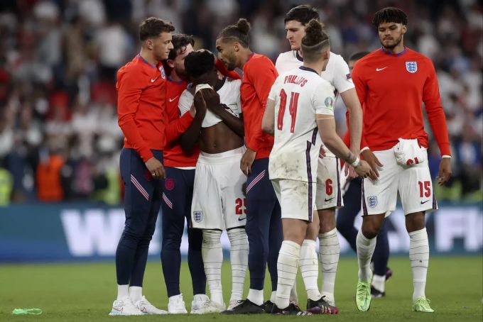 Die englischen Spieler kümmern sich nach dem Final der Euro 2020 um den untröstlichen Bukayo Saka. Euro 2020
