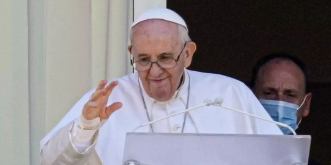 Papst Franziskus auf einem Balkon der Poliklinik «Agostino Gemelli», in die er sich von einer Darm-OP erholt. Foto: Alessandra Tarantino/AP/dpa Papst Franziskus auf einem Balkon der Poliklinik «Agostino Gemelli», in die er sich von einer Darm-OP erholt. Foto: Alessandra Tarantino/AP/dpa
