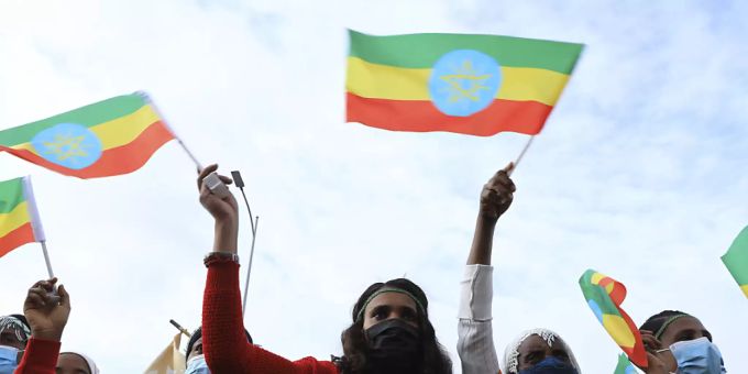 Demonstranten in Addis Abeba schwenken Flaggen, um unter dem Motto «Ich marschiere, um Äthiopien zu retten» gegen die Partei Volksbefreiungsfront von Tigray (TPLF) zu demonstrieren. (Archivbild) Äthiopien