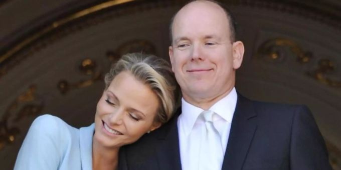 Ganz eng: Fürstin Charlène und ihr Mann Albert II. Foto: Bruno Bebert / Pool/EPA POOL FILE/dpa Ganz eng: Fürstin Charlène und ihr Mann Albert II. Foto: Bruno Bebert / Pool/EPA POOL FILE/dpa