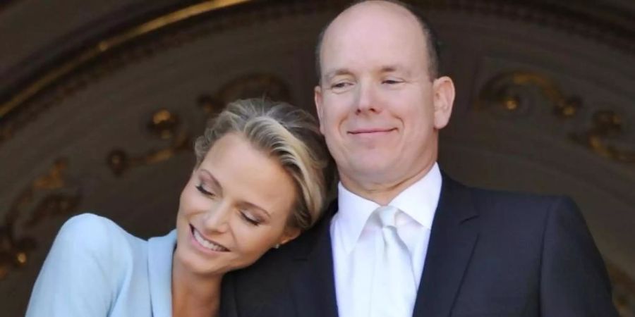 Ganz eng: Fürstin Charlène und ihr Mann Albert II. Foto: Bruno Bebert / Pool/EPA POOL FILE/dpa