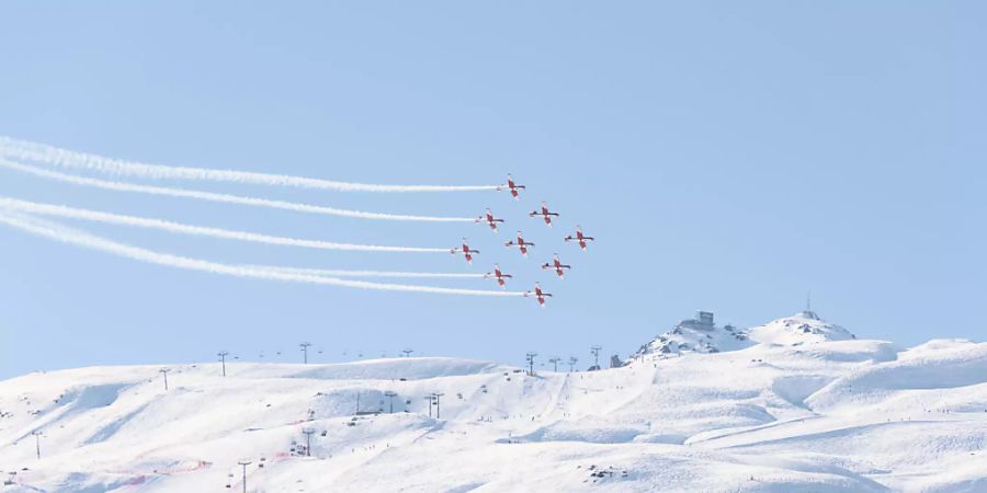 Nach einem spektakulären, aber glimpflich verlaufenen Unfall einer Kunstflugstaffel im Februar 2017 in St. Moritz ist der damalige Leiter des PC-7-Teams vor dem Militärgericht in Aarau freigesprochen worden. (Symbolbild)