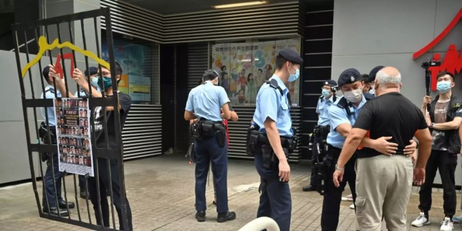 Durchsuchung eines Demonstranten zu Beginn der Wahl