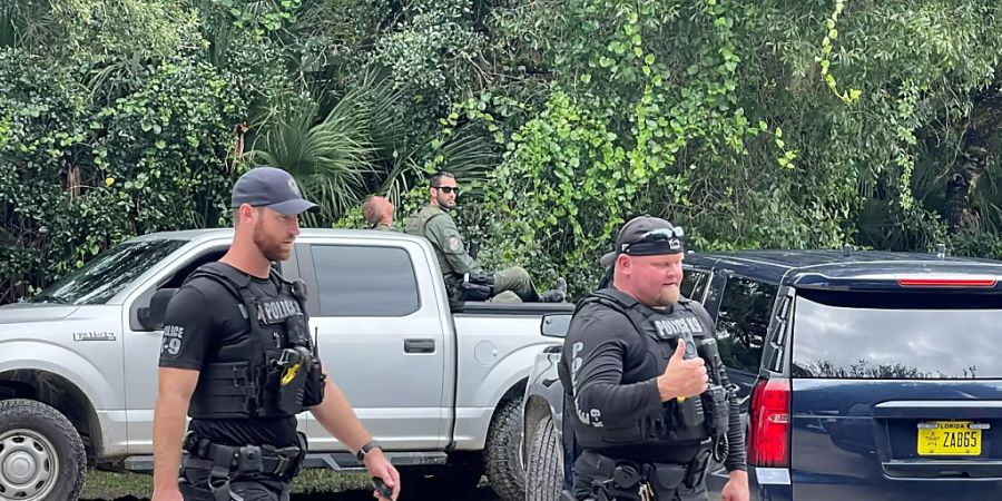 Auf diesem vom North Port Police Department zur Verfügung gestellten Bild suchen Polizisten im weitläufigen Carlton Reserve in Sarasota, Florida, nach Brian Laundrie. Laundrie wird im Zusammenhang mit dem Verschwinden seiner Freundin, Gabrielle «Gabby» Petito, gesucht. Foto: Uncredited/North Port Police Department via AP/dpa - ACHTUNG: Nur zur redaktionellen Verwendung und nur mit vollständiger Nennung des vorstehenden Credits