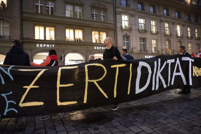 Demonstranten protestieren in Bern gegen die Zertifikatspflicht. Coronavirus
