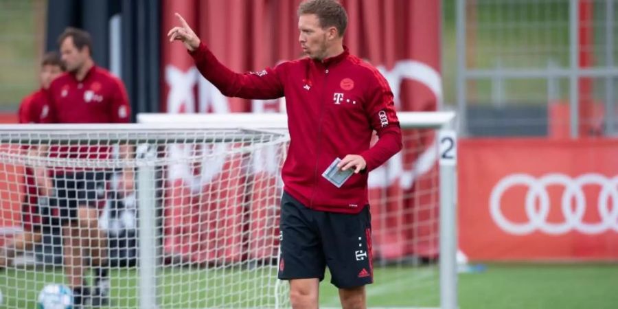 Trainer Julian Nagelsmann leitet das Bayern-Training an der Säbener Strasse. Foto: Sven Hoppe/dpa