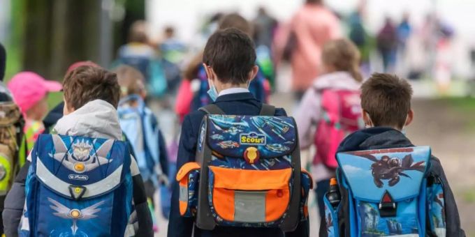 Kinder in Deutschland müssen wieder mit Maske in die Schule (Symbolbild). Kinder