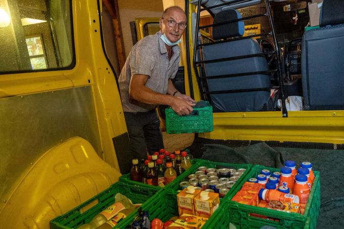 Znünipause-Lieferservice - alles wird sicher in Harassen gepackt und ins Fahrzeug geladen. Jenny's Dorfladen Hubert