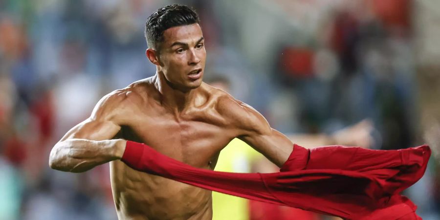 Cristiano Ronaldo jubelt oben ohne.