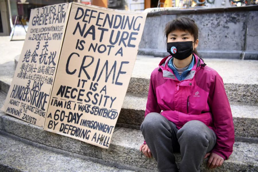 Die «chinesische Greta»: Howey Ou protestiert in Lausanne gegen ihr Urteil.