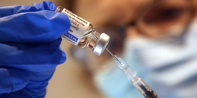 Eine Spritze wird mit dem Impfstoff gegen das Coronavirus befüllt. Coronavirus Mu Impfung
