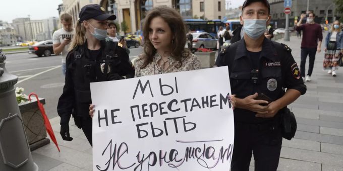 Die Polizei nimmt in Moskau eine Journalistin mit einem Plakat mit der Aufschrift «Wir werden nicht aufhören, Journalisten zu sein» fest. Russia Media