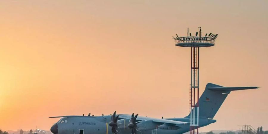 Ein Airbus A400M der deutschen Luftwaffe steht auf dem Flughafen von Taschkent. Foto: Marc Tessensohn/Bundeswehr/dpa