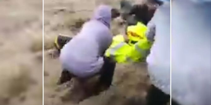 Auf dem Facebook-Video ist zu sehen, wie ein 15-Jähriger den Feuerwehrmann packt und aus dem Wasser zieht. feuerwehrmann altena