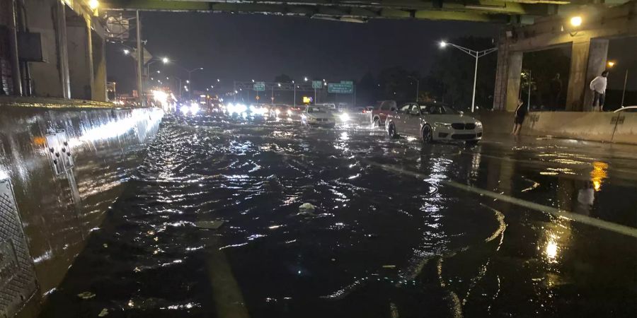 Diverse Tunnel und Unterführungen stehen unter Wasser.