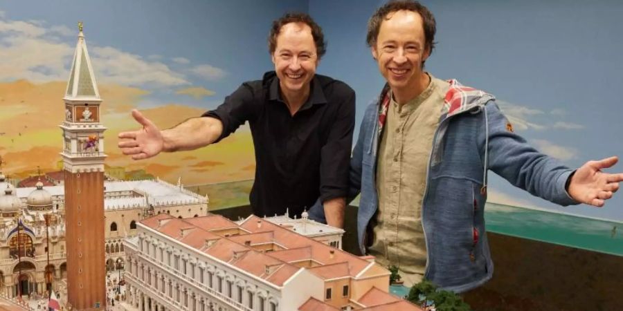 Die Unternehmer Frederik (l) und Gerrit Braun stehen während einer Pressekonferenz im Hamburger Miniatur Wunderland neben dem neuen Venedig-Abschnitt. Foto: Georg Wendt/dpa