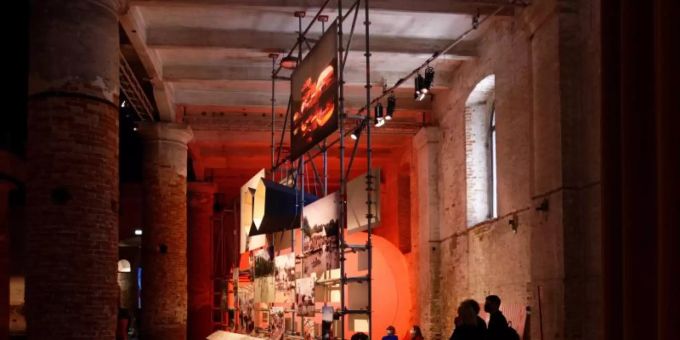 Die Installation «Instances of Urban Practice» (Beispiele städtischer Praxis) des Berliner Architekten-Kollektivs Raumlaborberlin im Arsenale der Architekturbiennale. Foto: raumlaborberlin/dpa Die Installation «Instances of Urban Practice» (Beispiele städtischer Praxis) des Berliner Architekten-Kollektivs Raumlaborberlin im Arsenale der Architekturbiennale. Foto: raumlaborberlin/dpa