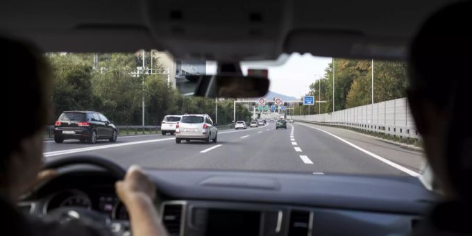 Eine Frau in der Fahrstunde. (Symbolbild) Fahrstunde
