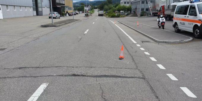 Die Rollerfahrerin stürzte und zog sich Verletzungen zu. Die Rollerfahrerin stürzte und zog sich schwere Verletzungen zu.