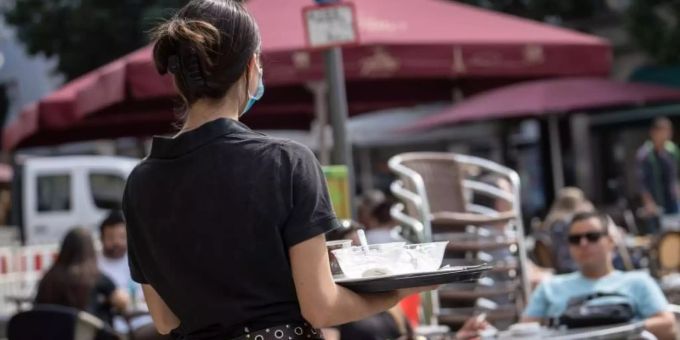 Die Zahl der Kurzarbeiter sinkt im August in Deutschland stark. Kurzarbeit