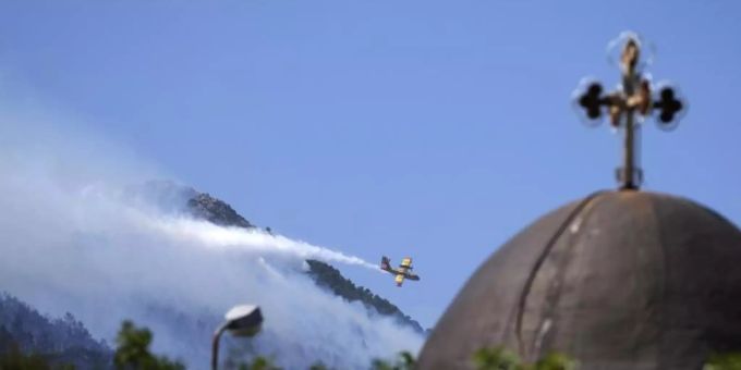 Nordwestlich von Athen kämpfte die Feuerwehr erneut gegen einen Brand. Foto: Thanassis Stavrakis/AP/dpa Nordwestlich von Athen kämpfte die Feuerwehr erneut gegen einen Brand. Foto: Thanassis Stavrakis/AP/dpa