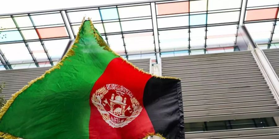 Eine afghanische Flagge weht vor dem Innenministerium der britischen Regierung in London. Foto: Alberto Pezzali/AP/dpa