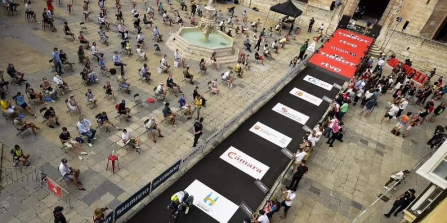 Zuschauer sitzen während der ersten Etappe der Vuelta neben der Strecke. Foto: Alvaro Barrientos/AP/dpa