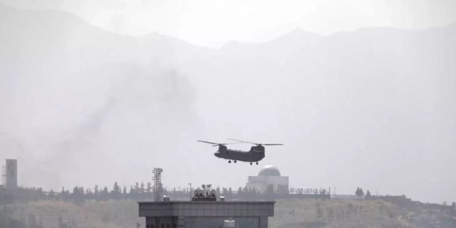 Ein Hubschrauber des US-Militärs von Typ Chinook fliegt über der US-Botschaft in Kabul.