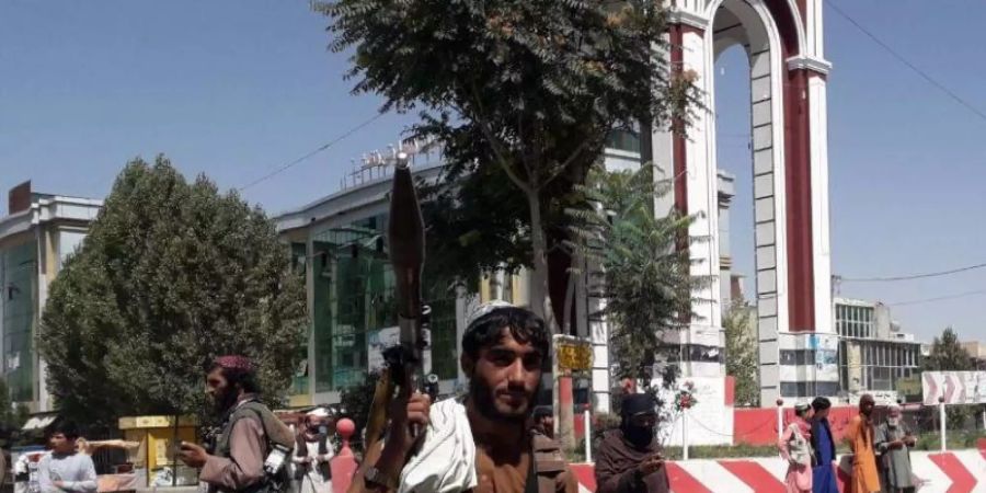 Kämpfer der Taliban patrouillieren in der Stadt Gasni rund 150 Kilometer südwestlich von Kabul. Auch Herat ist von der militant-islamistischen eingenommen worden. Foto: Str/XinHua/dpa