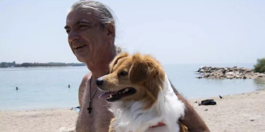 Am Strand in Athen: Menschen und Tiere leiden unter der Hitze:. Foto: Michael Varaklas/AP/dpa