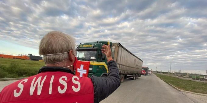 Ein Konvoi aus 144 Lastwagen mit Schweizer Hilfsgütern erreicht in den ersten Kriegstagen die Kontaktlinie zu Donezk. hilfsgüter