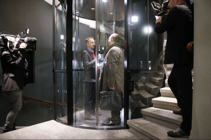 Norman Gobbi war 2015 Bundesratskandidat der SVP und beantwortete Fragen von Journalisten auch noch im Bundeshaus-Lift. Norman Gobbi Kandidat Bundesrat