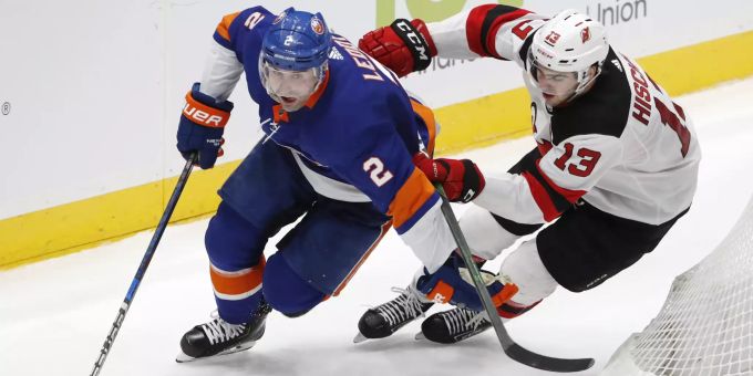 Nico Hischier (r.) im Duell mit Islanders-Verteidiger Nick Leddy. NHL Nico Hischier