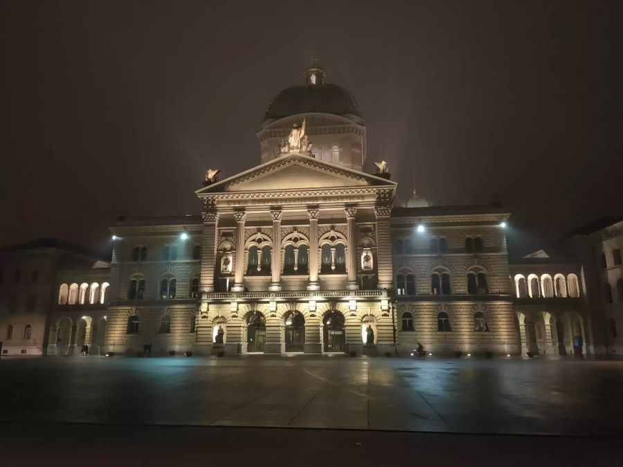 Das Bundeshaus in Bern ohne Zoom sowie ohne Nachtmodus.