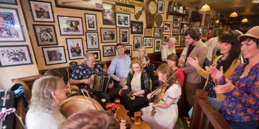 Besucher eines Pubs in Galway musizieren gemeinsam. Foto: Uncredited/Tourism Ireland/dpa