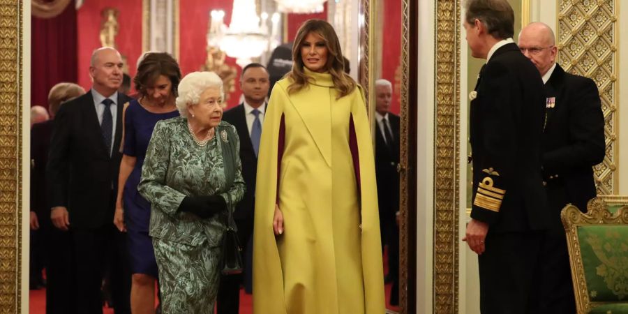 Die britische Königin Elizabeth II. geht mit Melania Trump, First Lady der USA, bei einem Empfang im Buckingham Palace, vor Beginn des eigentlichen Nato-Gipfels.