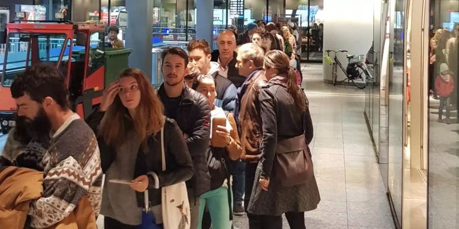 Bis kurz nach 12 Uhr versuchten die Wähler ihr Glück.