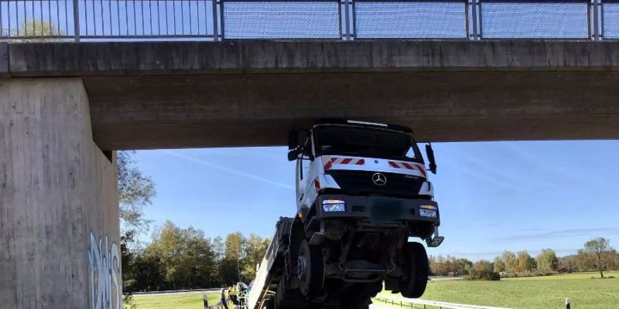 Spektakulärer Lkw-Unfall eines 80-Jährigen in Oberbayern. Foto: Hermann Spanner/Feuerwehr Bichl/dpa