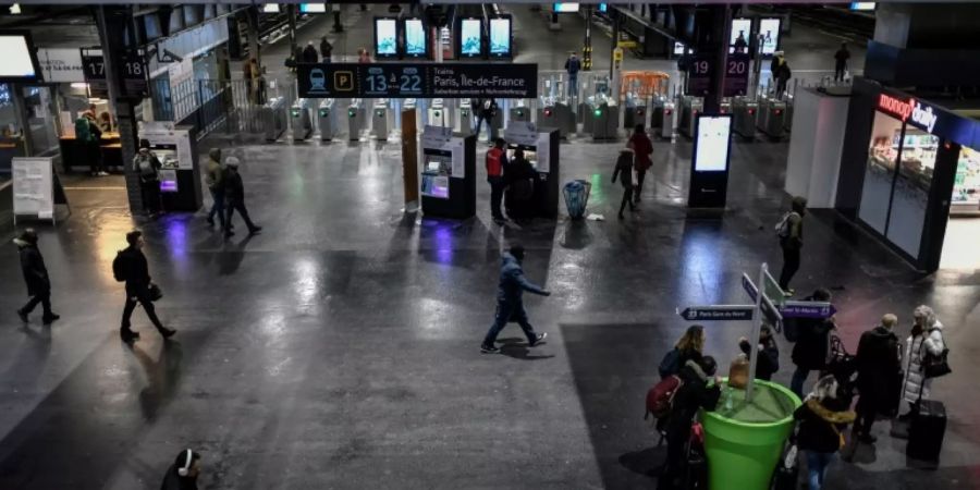 Passagiere am leeren Pariser Ostbahnhof vor Heiligabend