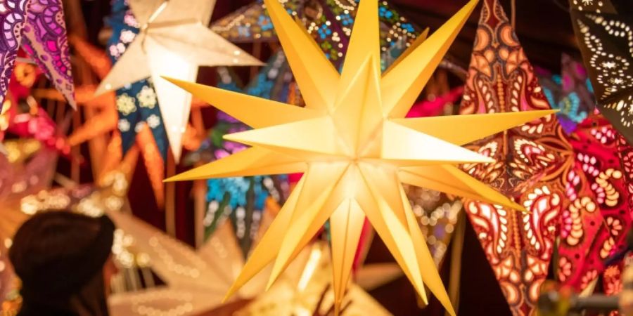 Beleuchtete Sterne auf Weihnachtsmarkt in Osnabrück