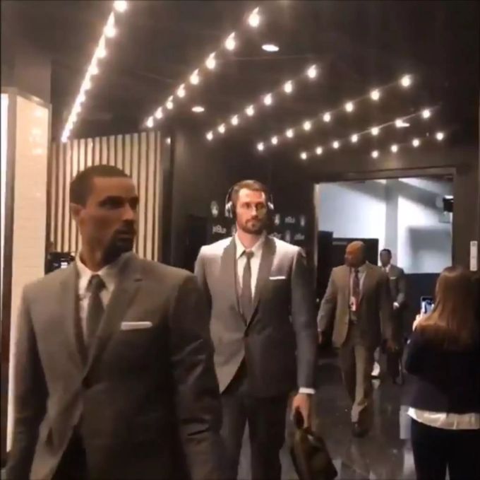 Rodney Hood (l.) und Kevin Love (M.) in ihren zueinander passenden Anzügen. Hood & Love