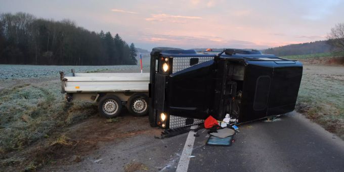Am Personenwagen entstand Totalschaden. Alleinunfall