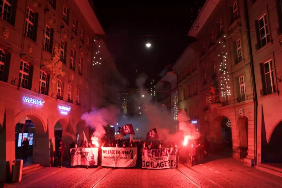 Die unbewilligte Demonstration zu Silvester in Bern löste sich nach Mitternacht auf.