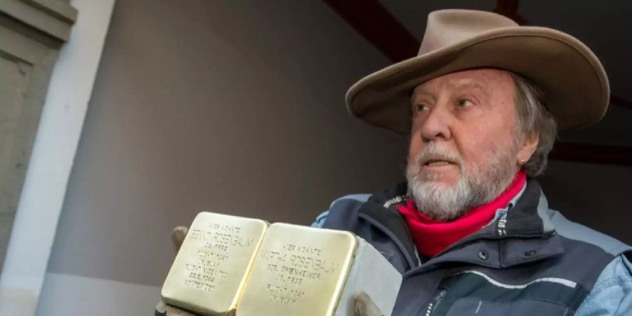 Gunter Demnig mit Stolpersteinen