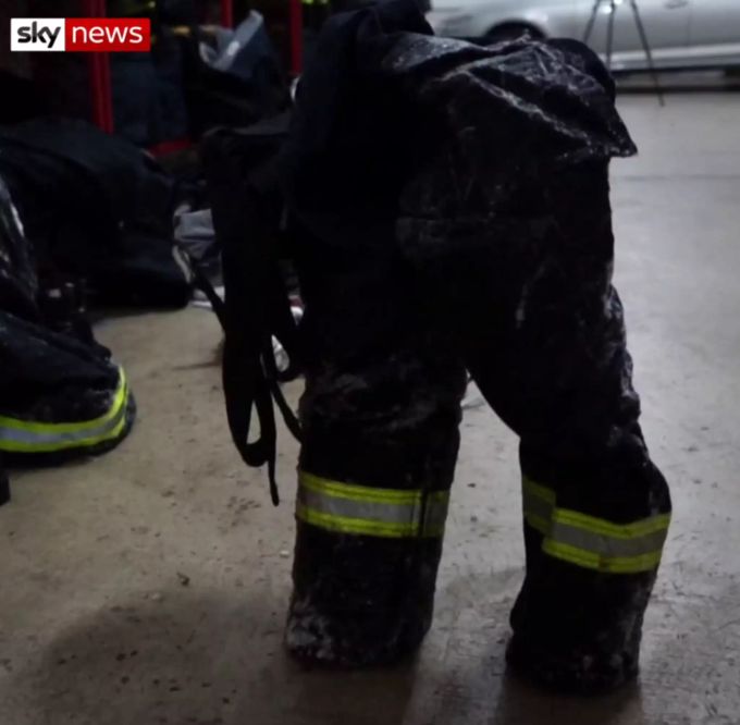 Diese Hose steht von selbst: Bei einem Löscheinsatz wurde der Stoff nass – und gefror sofort. hose gefroren