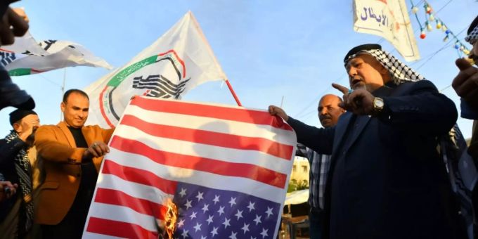 Iraker verbrennen eine Flagge der USA Iraker verbrennen eine Flagge der USA