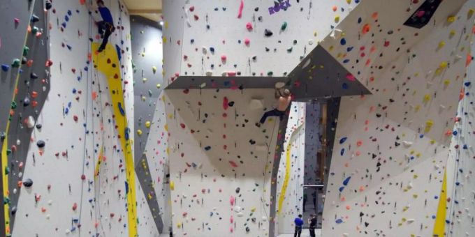 Winterthur ZH: 40-Jähriger stürzt von Kletterwand 15 Meter in die Tiefe. (Symbolbild) Der Hallenbetreiber hat nur die Pflicht, eine vernünftige Kletterwand samt Sicherungspunkten zur Verfügung zu stellen. Bei Unfällen haftet er in der Regel nicht. Foto: arifoto UG/zb/dpa